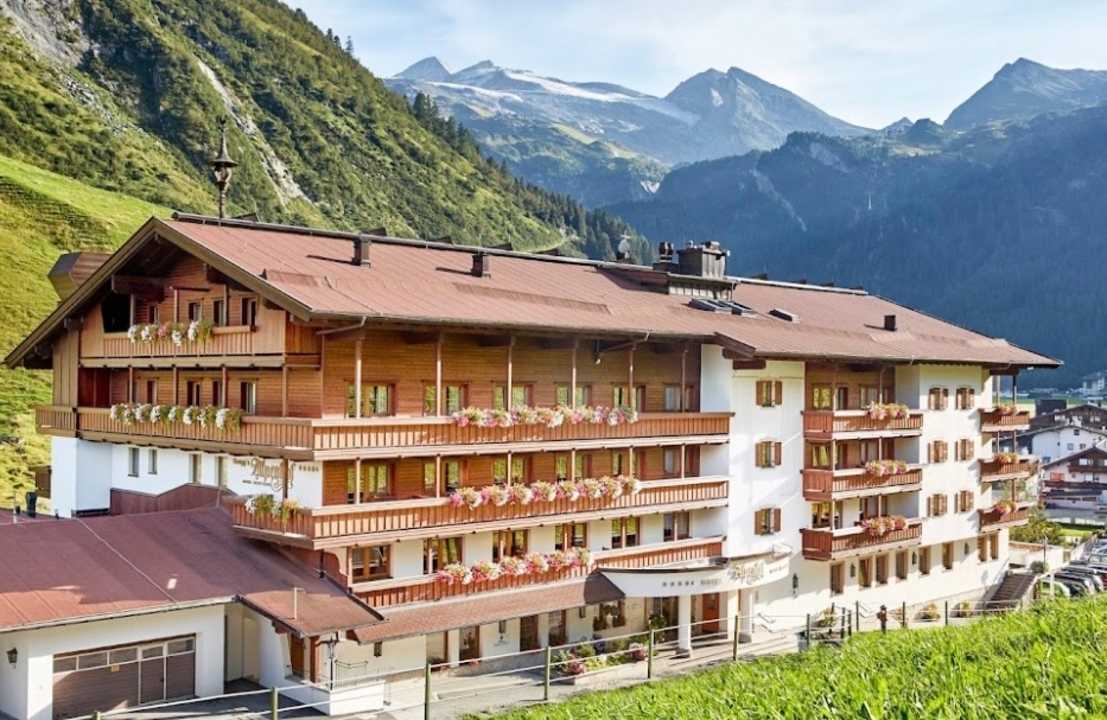 Außenansicht Hotel Alpenhof