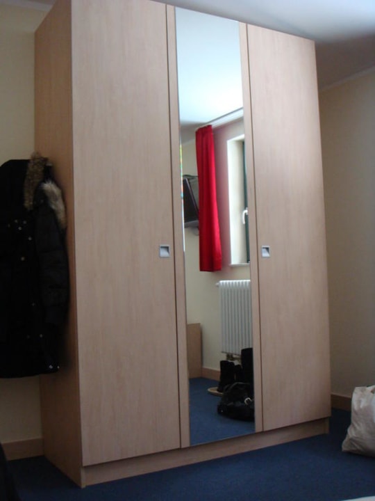 Kleiderschrank im Zimmer Waldhotel am Aschergraben