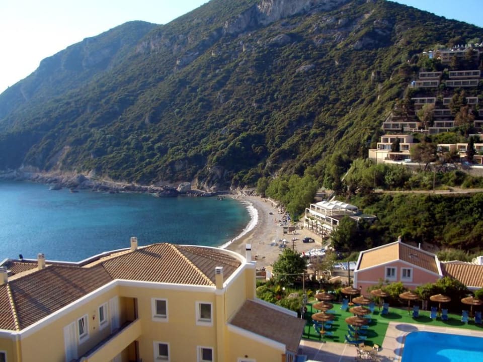 Blick vom Balkon auf den Strand Ithea Suites Hotel