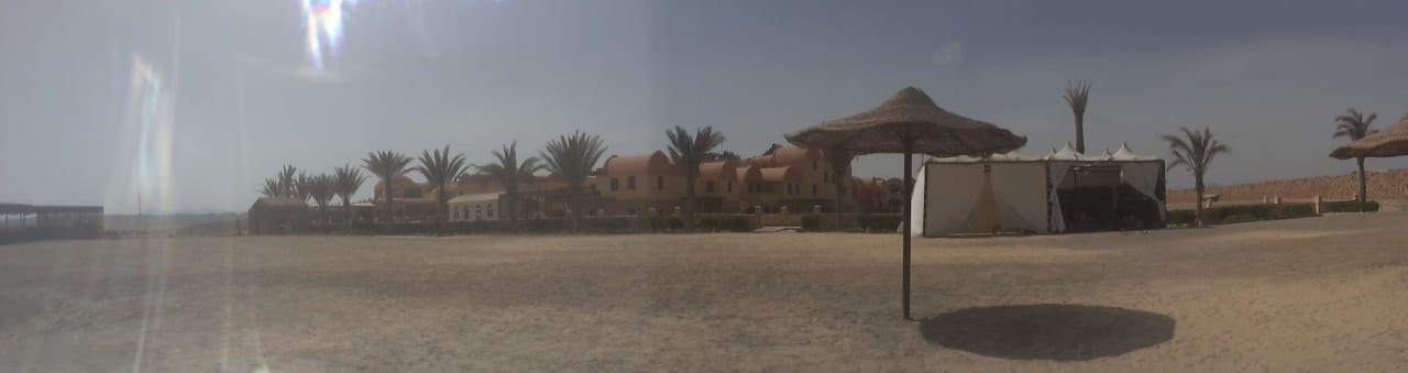 Panorama vom Strand zum Hotel Rohanou Beach Resort