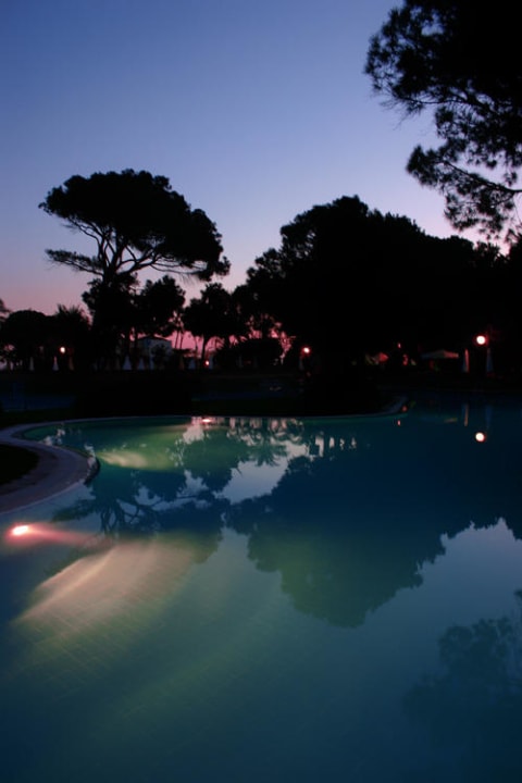Poolanlage bei Nacht Papillon Ayscha