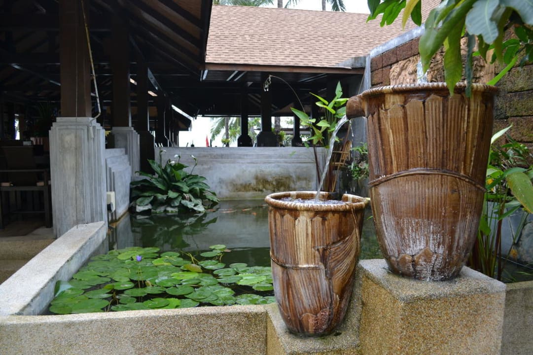 Kleiner Teich am Restaurant The Fair House Beach Resort