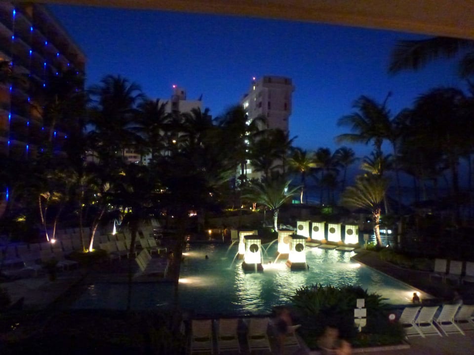Pool bei Nacht Hotel San Juan Marriott Resort & Stellaris Casino