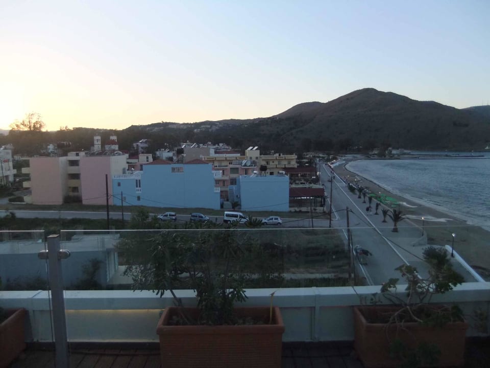Blick am Abend von der Hotelbar Hotel Corissia Princess