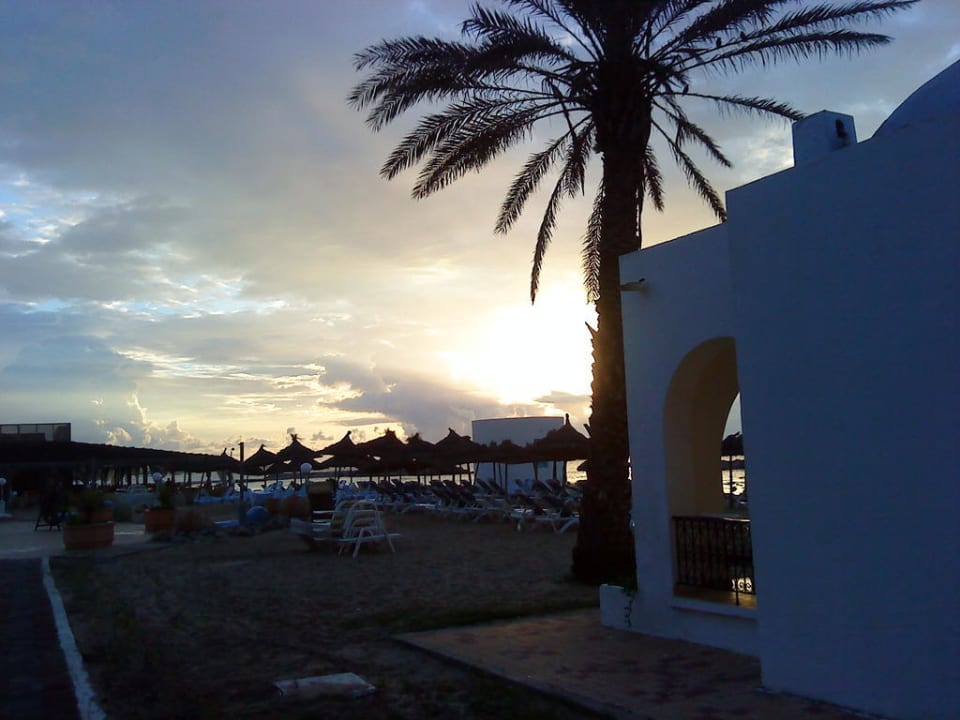 Weg vom Bungalow zum Strand Royal Lido Resort & Spa