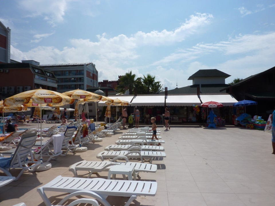 Pool mit Blick auf die Shops Clover Magic Park Beach Alanya
