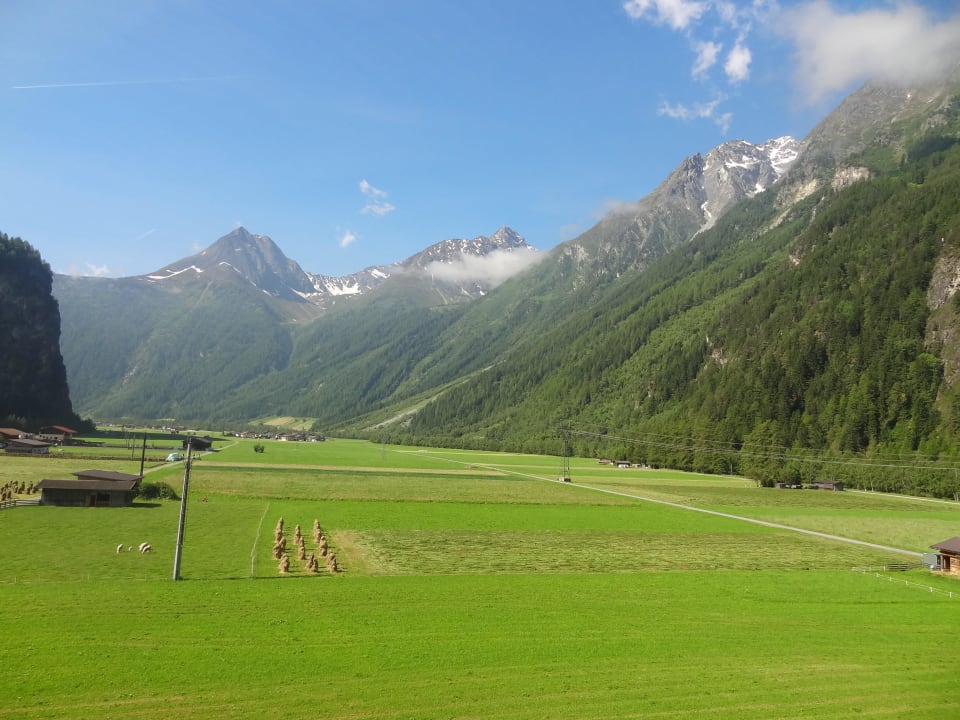 Berge rundherum  AQUA DOME