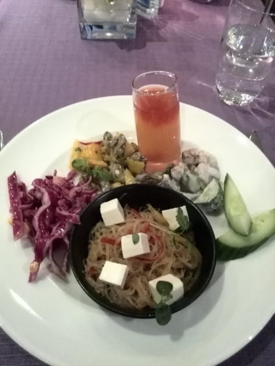 Salatauswahl beim Büffet The Canvas Hotel Dubai MGallery By Sofitel