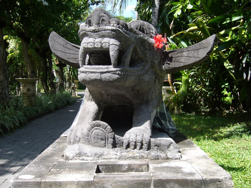 In der Gartenanlage des Hotels Puri Santrian