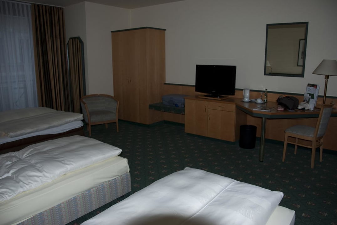 Schreibtisch und TV Balance Hotel Leipzig Alte Messe