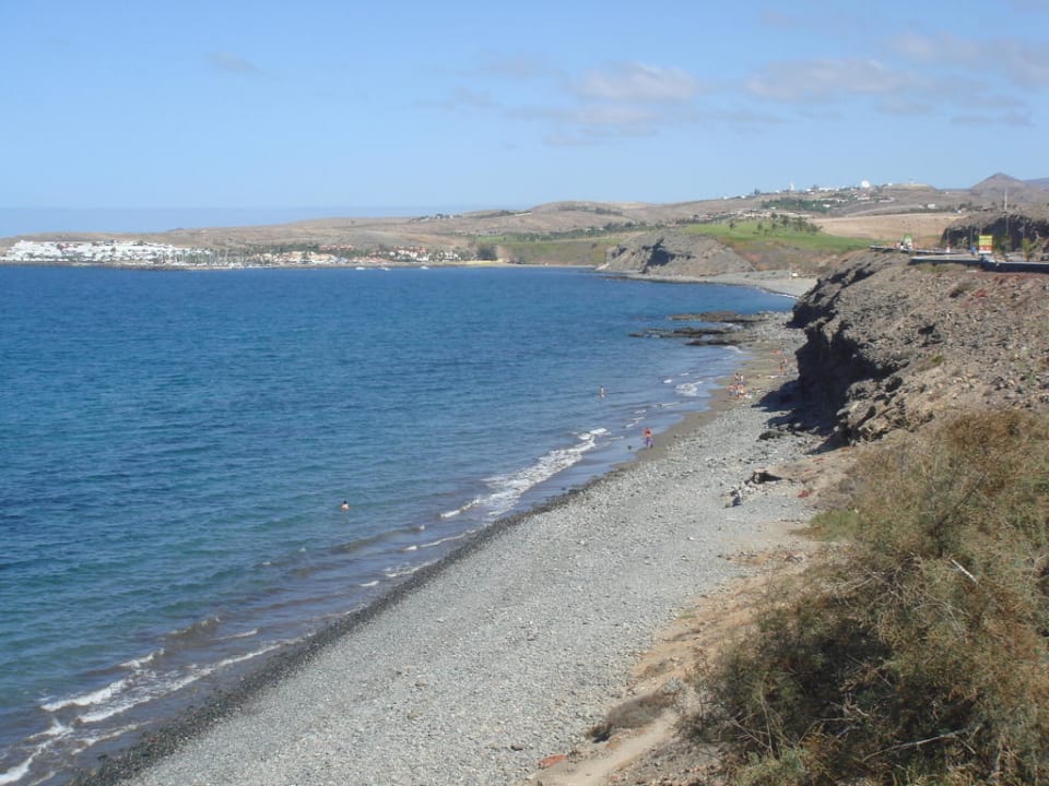 Wilder Strand vor dem Hotel an der Strandpromenade Lopesan Villa del Conde Resort & Thalasso