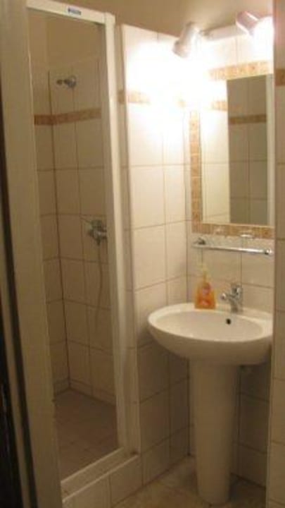 Душевая комната в стандартном номере DBL Hotel Zlatý Sloup