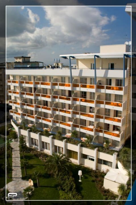 Blick auf linken Hotelflügel Bibione Palace