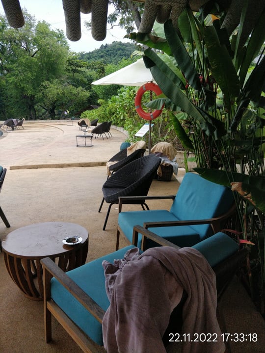 Pool Island Escape Burasari