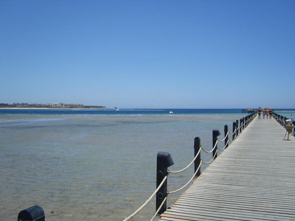 Steg zum Hausriff Stella Beach Resort & Spa Makadi Bay