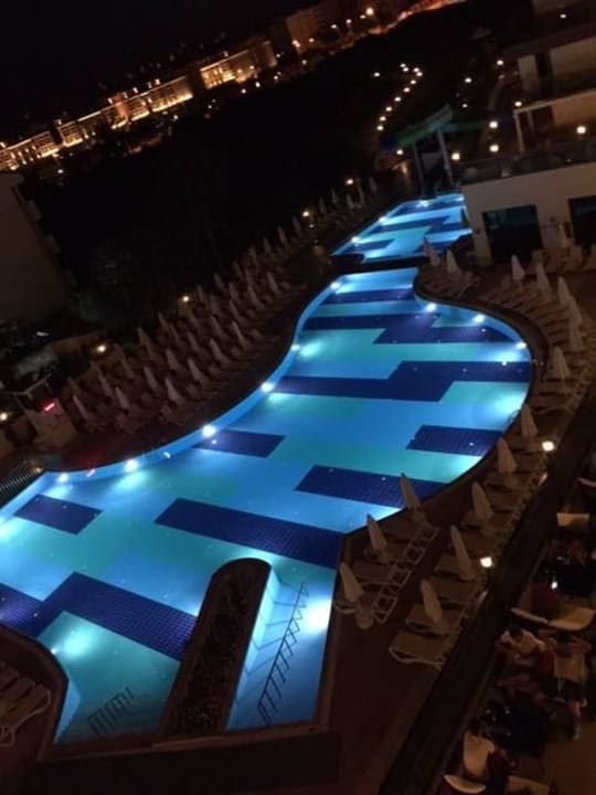Der Pool bei Nacht Glamour Resort & Spa