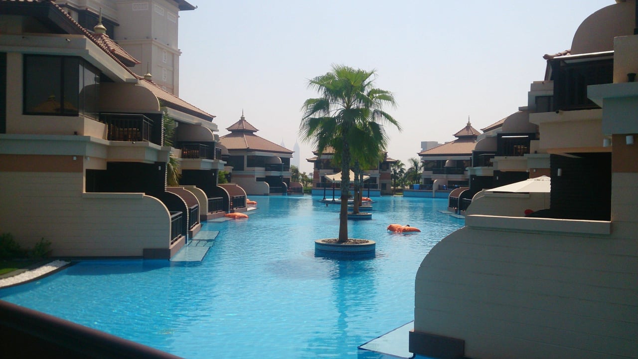 Blick on unserer Terrasse auf den Lagunenpool Anantara The Palm Dubai Resort