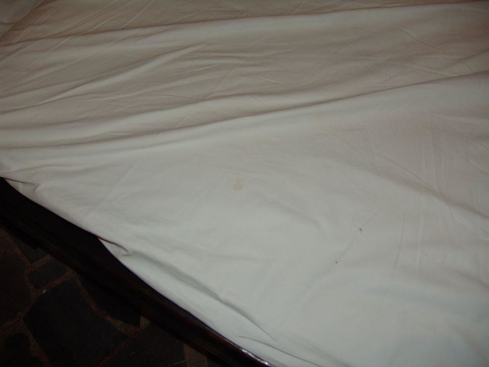 Flecken und Haare im Bettzeug Hotel Heliotrope