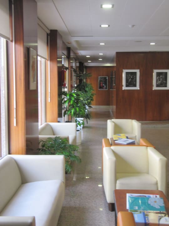 Lobby hotelowe California Apartments