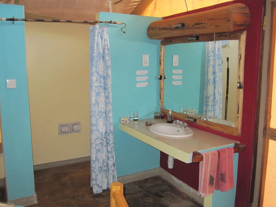 Hinter dem Vorhang ist das Klo Man Eaters Camp/Lodge