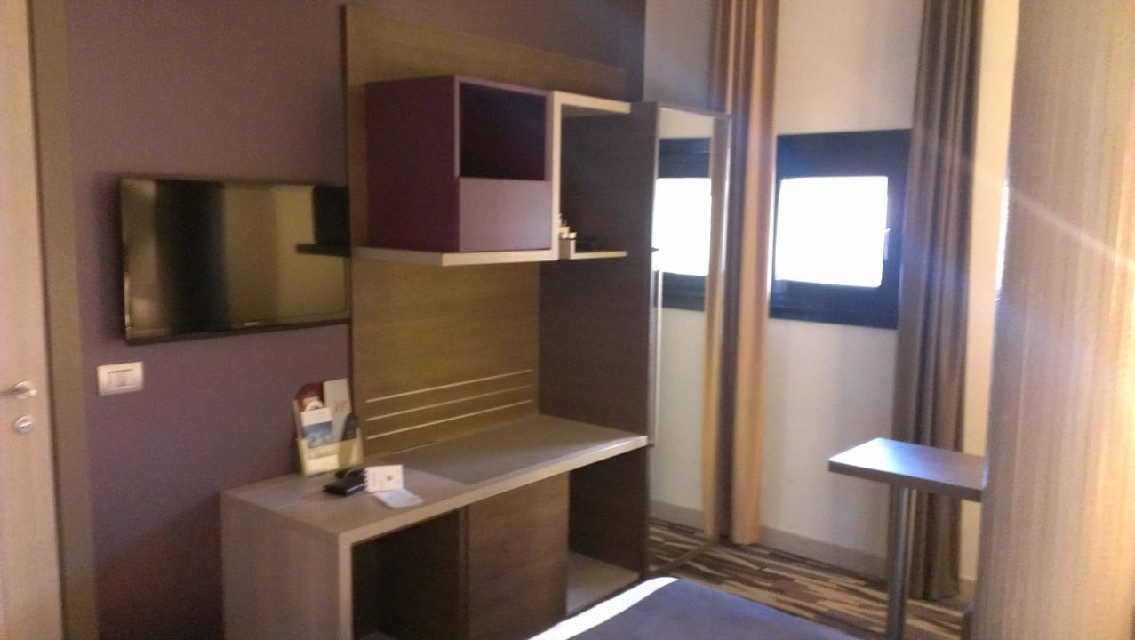 Ablagefläche und Schrank Mercure Roma Centro Colosseo