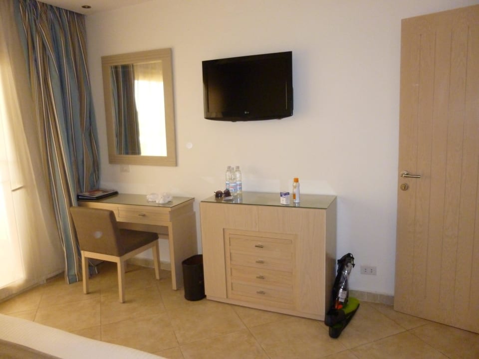 Schlafzimmer mit Schreibtisch SUNRISE Crystal Bay Resort