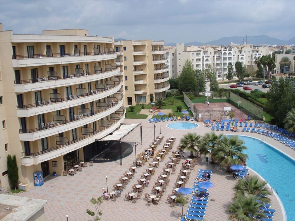 Blick auf die Bühne, Pool und Eingang Bar allsun App.-Hotel Orient Beach