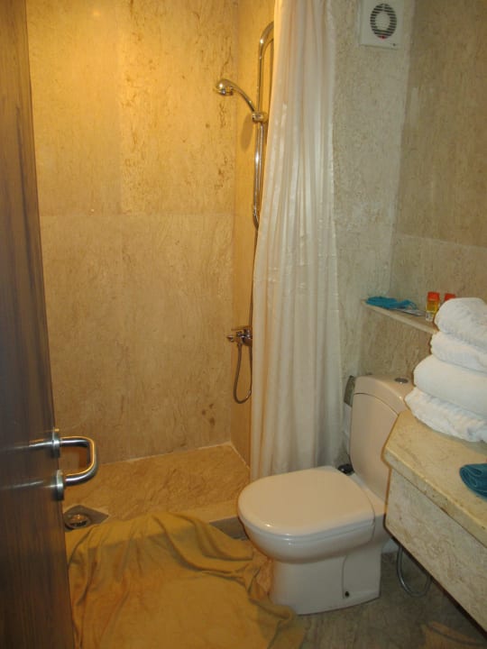 Bad mit Strandtuch-Duschvorlage  The Grand Hotel Sharm El Sheikh