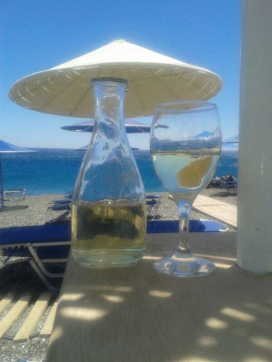 Kretischer Wein am Strand  Coriva Beach Hotel & Bungalows