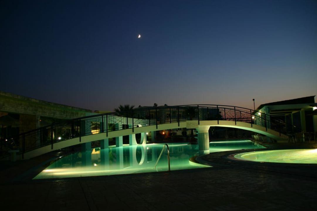 Nachtaufnahme vom Corali Pool Corali Hotel