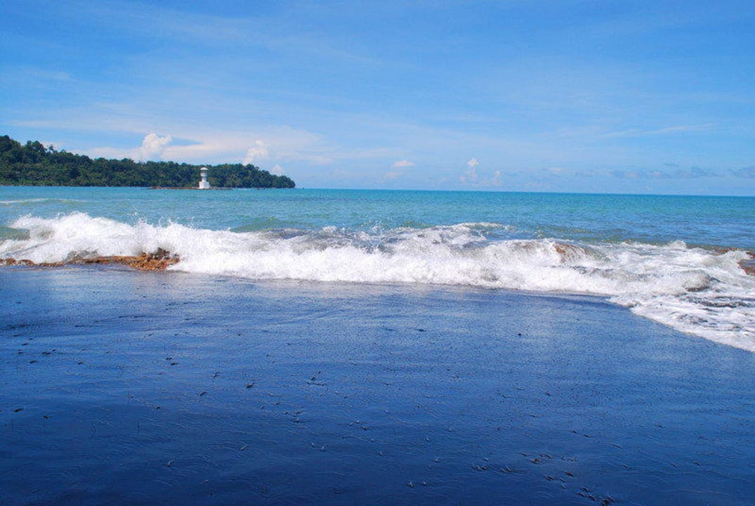 Der öffentliche Strand  vor dem Hotel  Khaolak Bhandari Resort & Spa