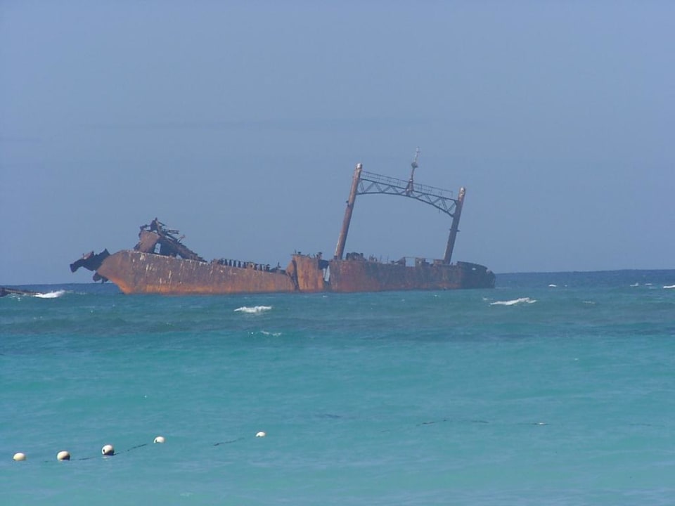 das Wrack an der küste Hotel Riu Bambu