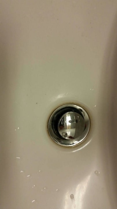 Grüner Grindrand im Waschbecken All In Red Thermenhotel