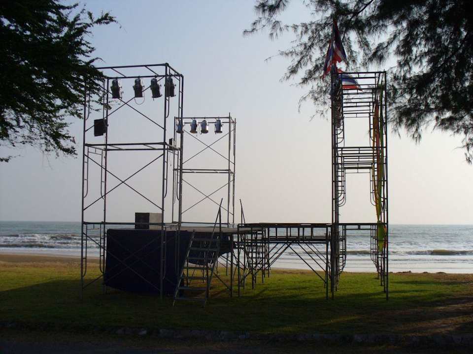 Grosse Partybühne am Strand Hotel The Privacy Beach Resort & Spa