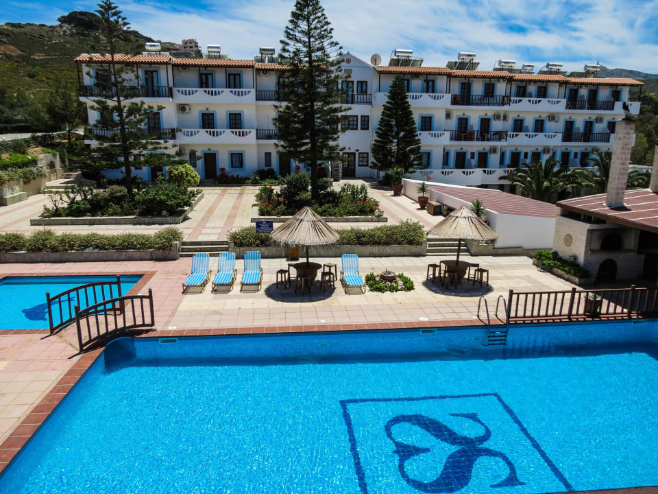 Main building and Pool Spiros & Soula Apartments