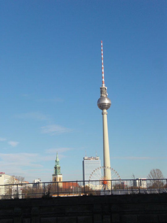 Fernsehturm - dahinter das Hotel Park Inn by Radisson Berlin Alexanderplatz