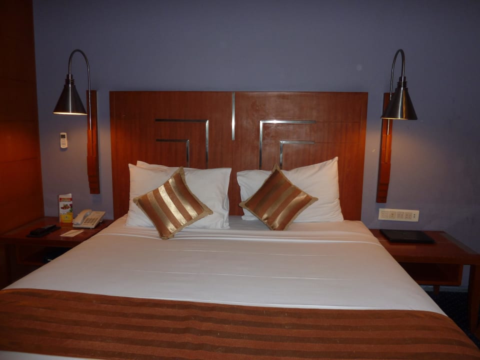  Großes Doppelbett Hotel Savoy Homann