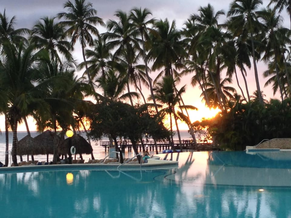 Pool am Abend Dreams La Romana Resort & Spa
