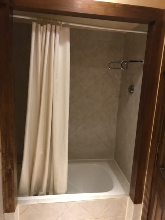Dusche. Rahmen schon sehr verrottet. Baden nicht möglich da  The Grand Resort