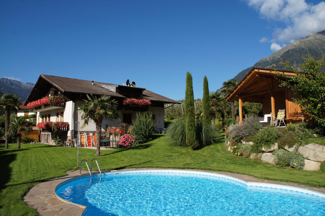 Seitenansicht mit Schwimmbad und Liegewiese Oberangerhof