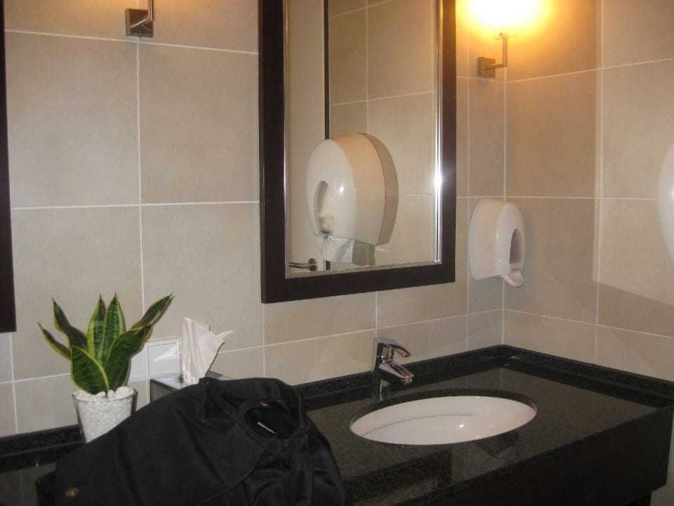 Sanitärbereich Eingang Hampton by Hilton Berlin City West