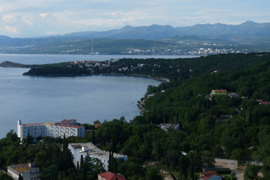 Blick vom Ort auf die Hotelanlage links im Bild Hotel Omišalj - Depadances Marina & Primorka