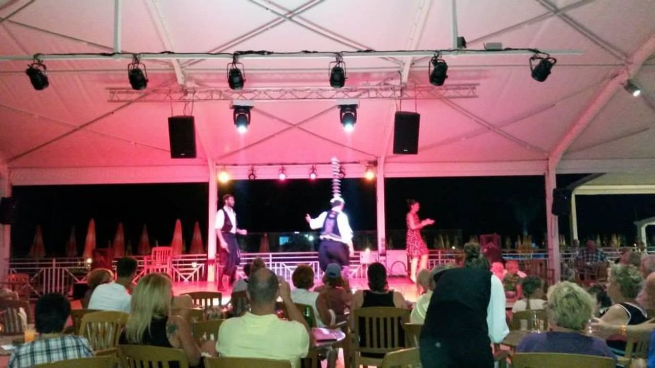 Abendunterhaltung  Asterias Beach