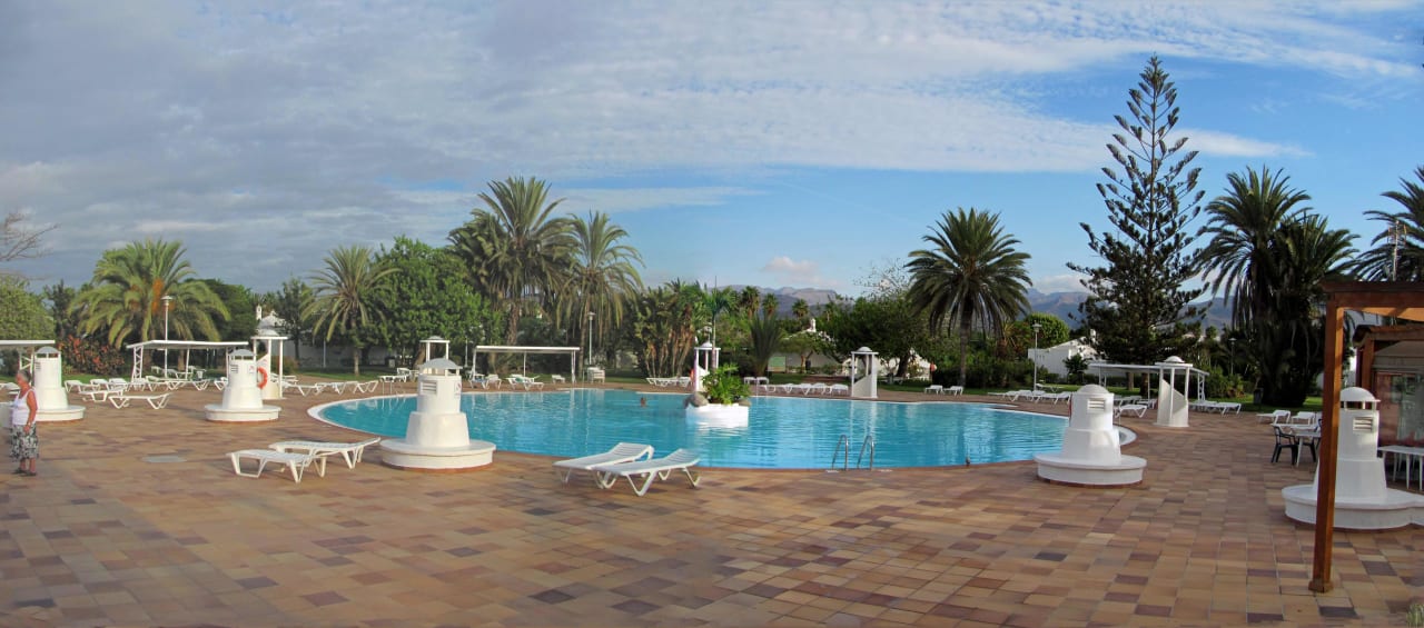 Schöner runder Pool mit wenig Andrang Bungalows Cordial Sandy Golf