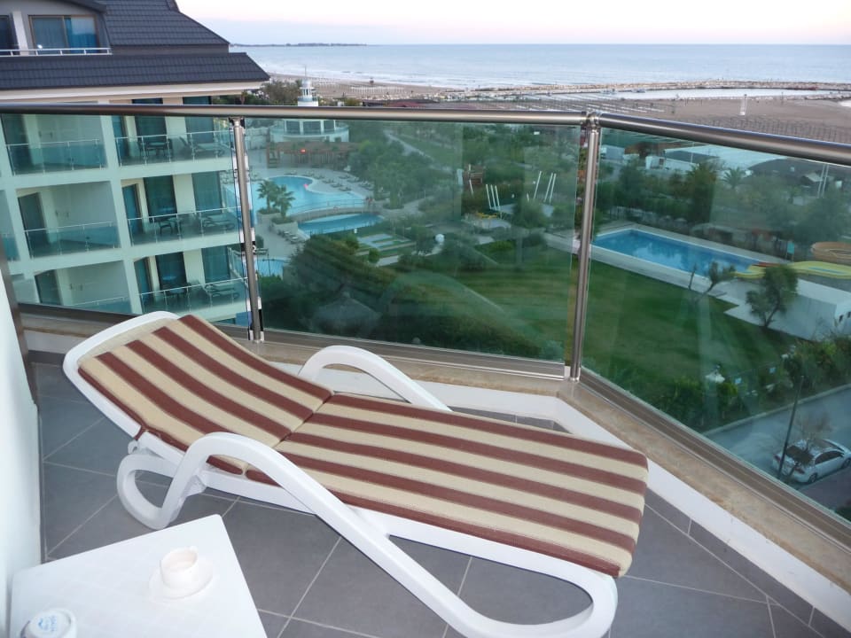 Mit Liege auf dem Balkon Adalya Ocean Deluxe