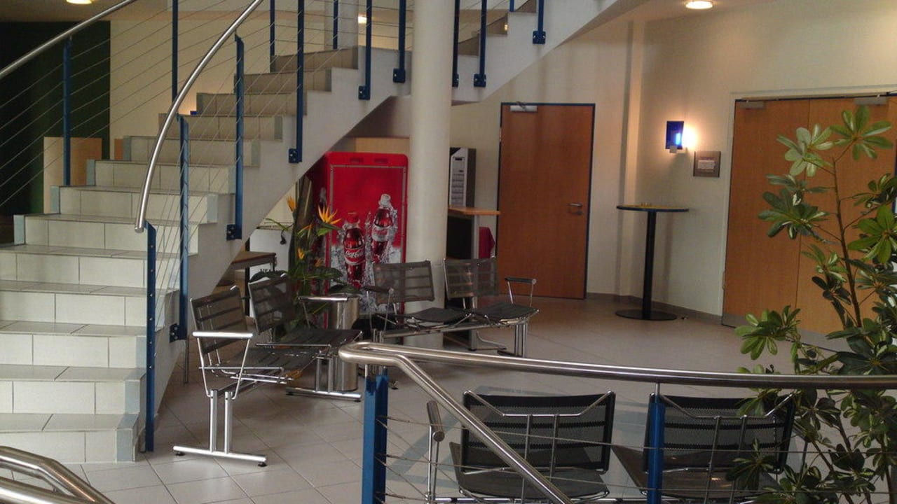 Nach oben zu den Zimmern und Eingang Seminarraum Hotel Nkf