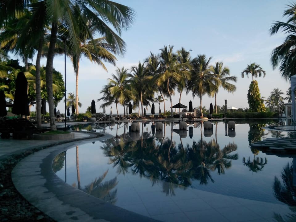 Poollandschaft auf dem Dach Taj Bentota Resort & Spa