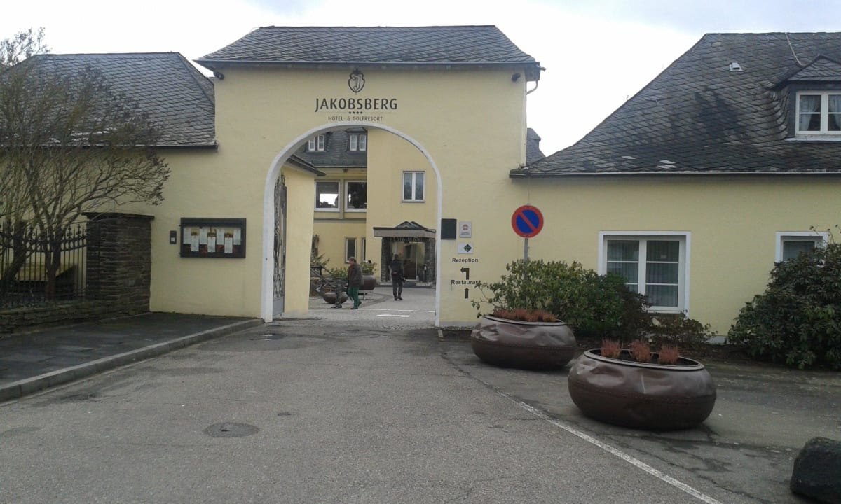 Einfahrt Hotel Klostergut Jakobsberg