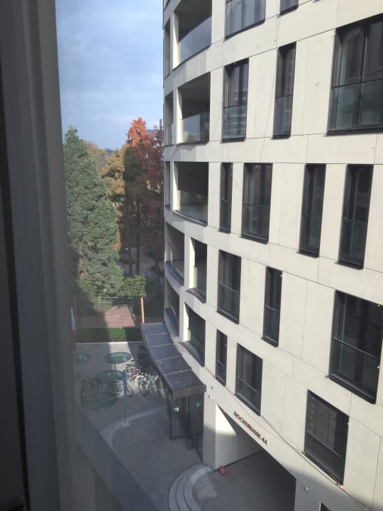 Durchgang.   Gegenüber noch leer Sofitel Frankfurt Opera