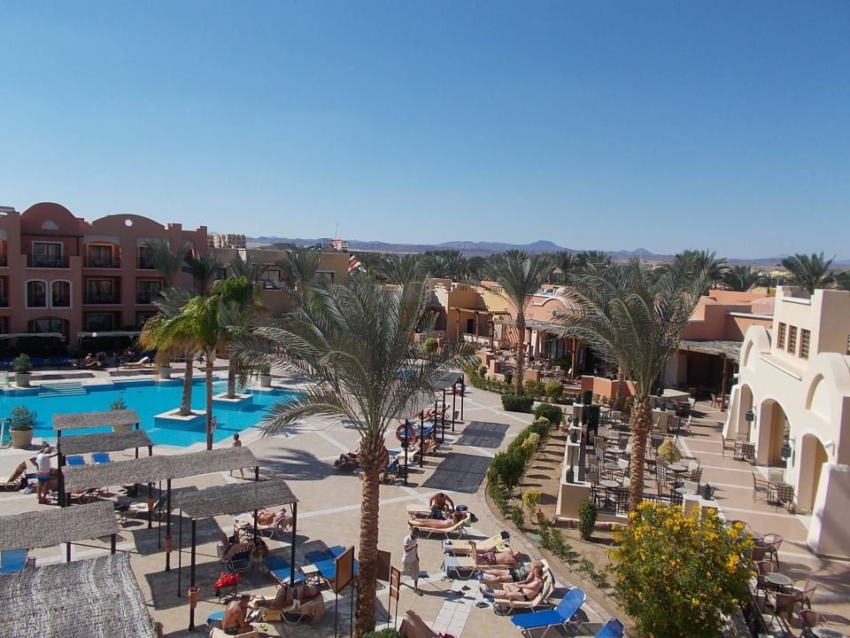 Blick auf Pool und Hotelterrasse Jaz Dar EL Madina